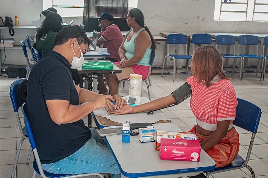 CRAS Itinerante realiza ação social nos residenciais Petecas em Piripiri