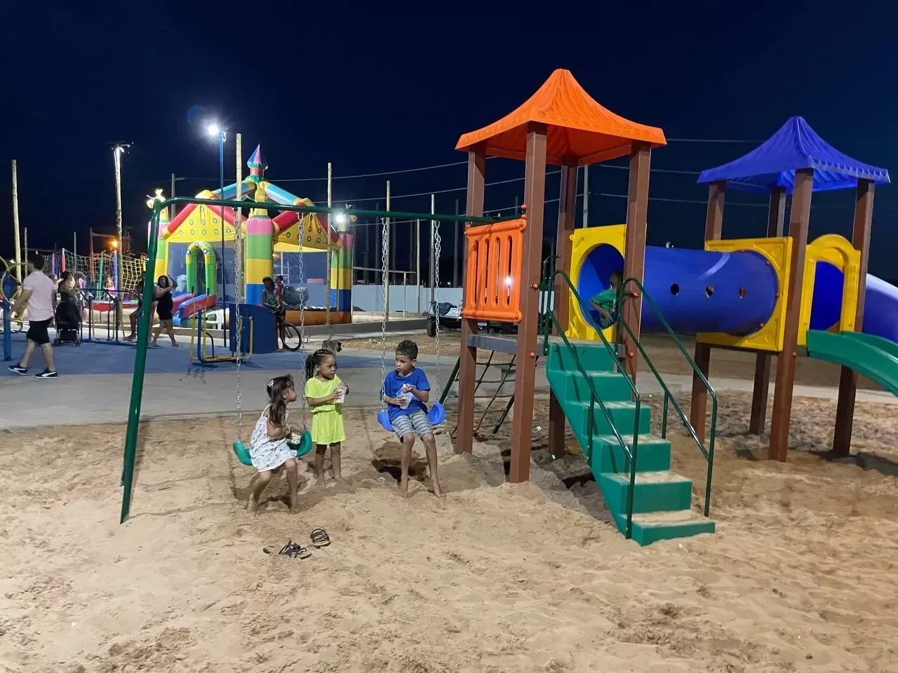 Prefeito Zé Raimundo inaugura praça no Bairro São José em Oeiras - Imagem 2