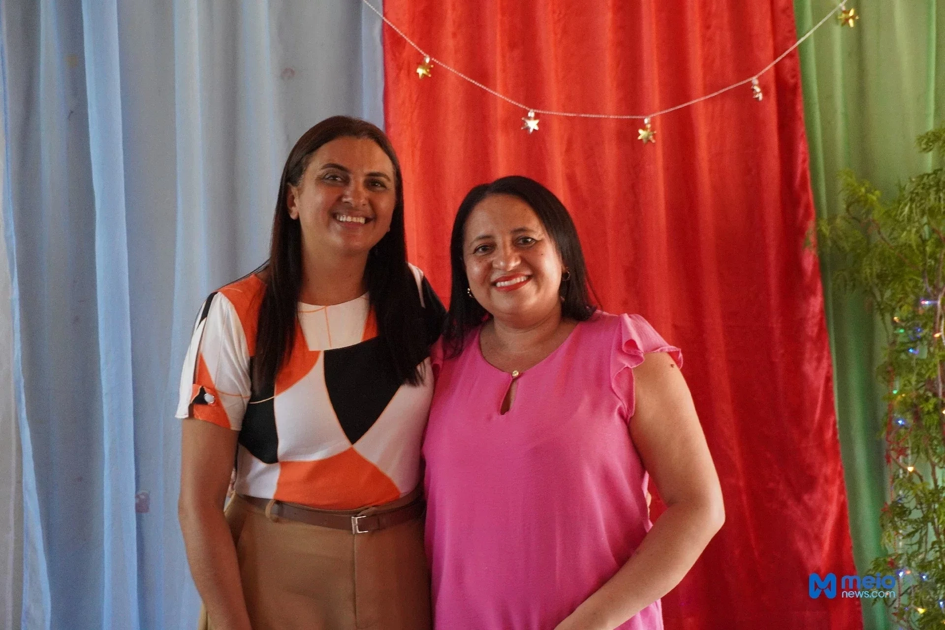 Maria das Dores (Diretora); Fabrícia (Professora)