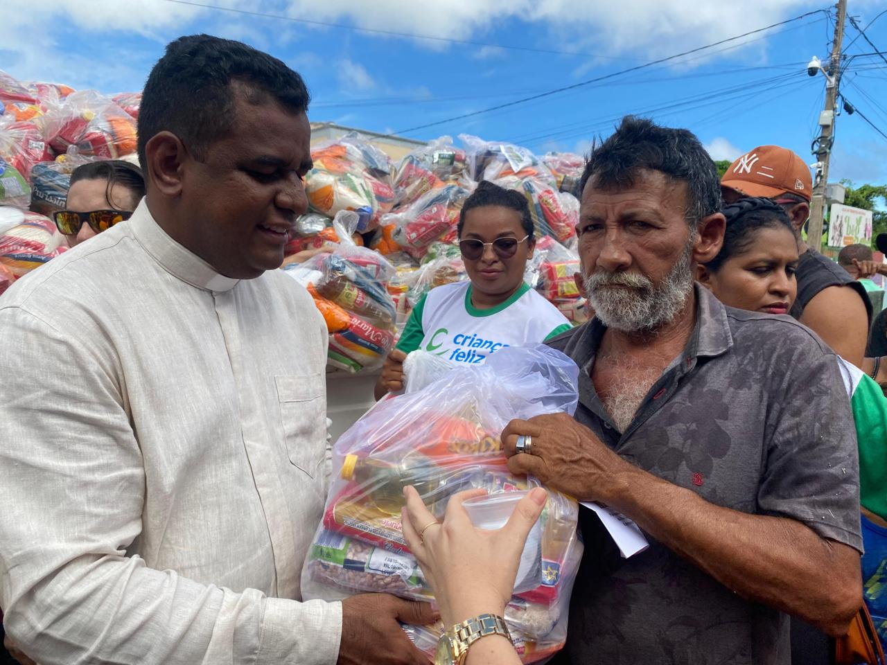 Igreja católica e Prefeitura realizaram entrega de cestas básicas. - Imagem 2