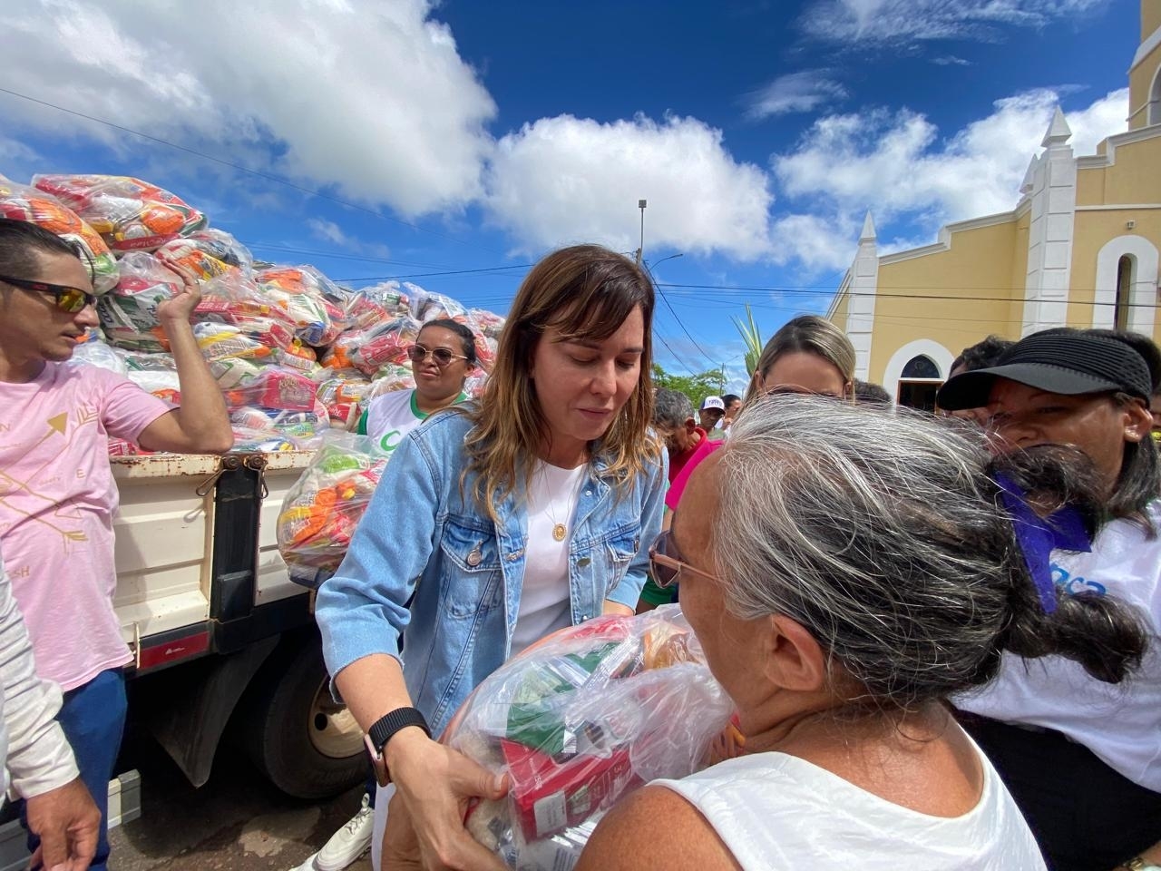 Igreja católica e Prefeitura realizaram entrega de cestas básicas.