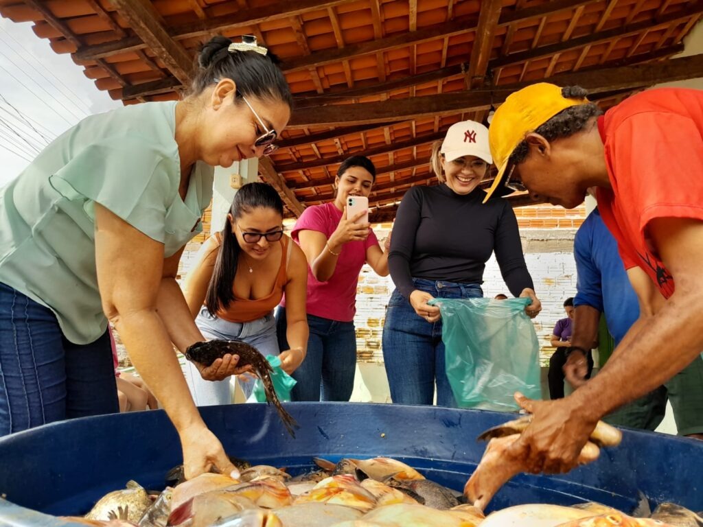 Prefeitura de São João do Arraial distribui 4 toneladas de peixes - Imagem 4
