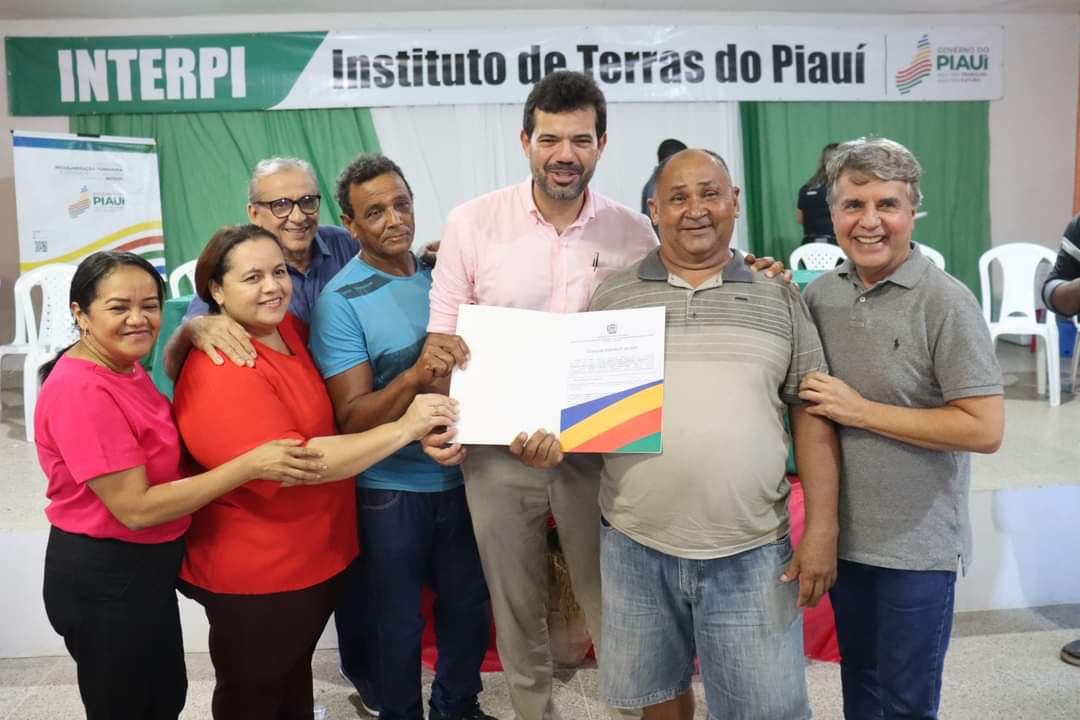 Prefeito João Luiz e vice Evandro Abreu fazem entrega de títulos de posses - Imagem 3