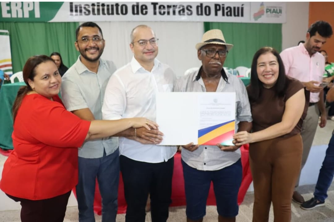 Prefeito João Luiz e vice Evandro Abreu fazem entrega de títulos de posses - Imagem 12