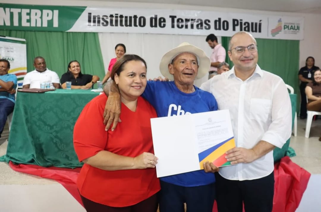 Prefeito João Luiz e vice Evandro Abreu fazem entrega de títulos de posses - Imagem 14
