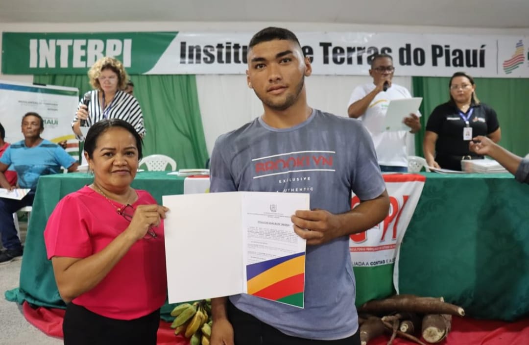 Prefeito João Luiz e vice Evandro Abreu fazem entrega de títulos de posses - Imagem 13