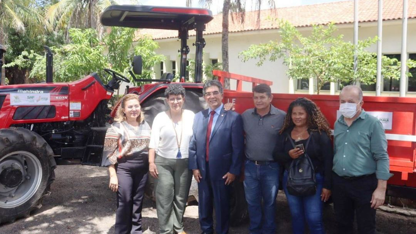 Prefeita Vilma Lima recebe trator com grade de arado e carreta