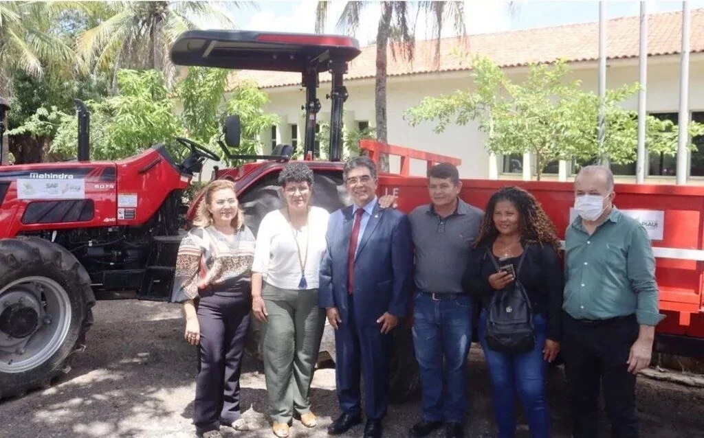 Prefeita Vilma Lima recebe trator com grade de arado e carreta - Imagem 2