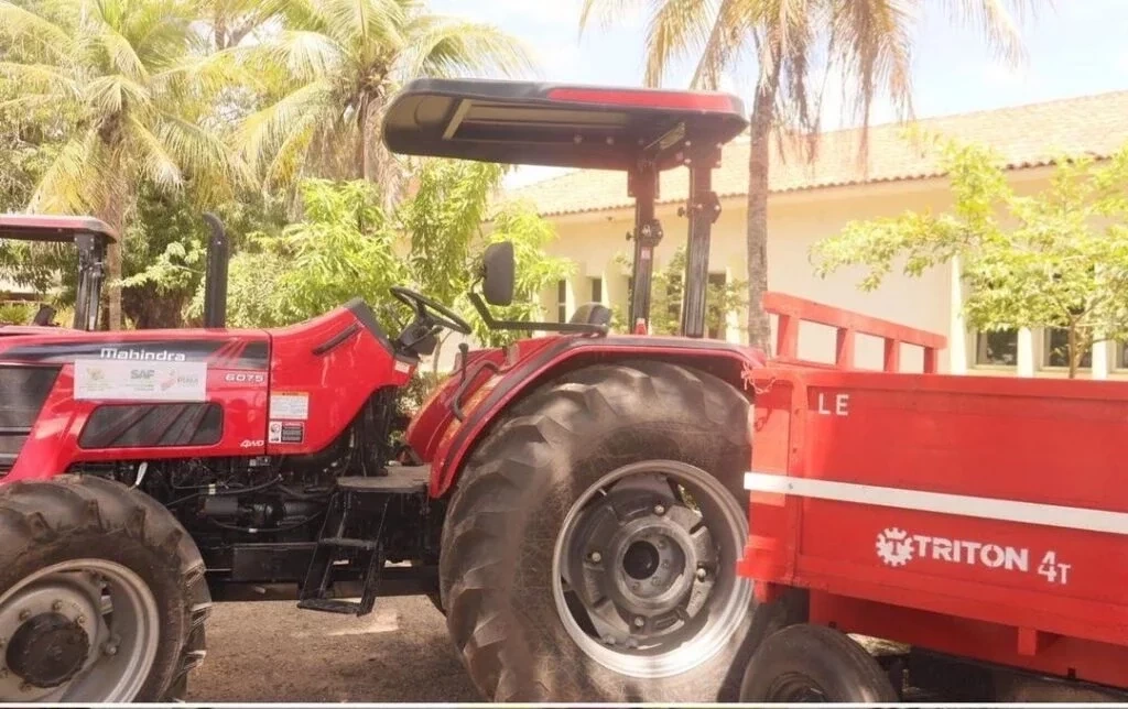 Prefeita Vilma Lima recebe trator com grade de arado e carreta - Imagem 3