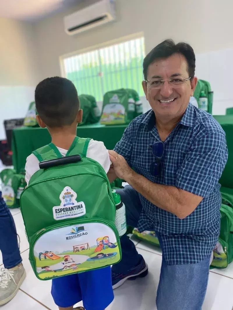 Prefeitura entrega de kits escolares para alunos da rede municipal. - Imagem 1