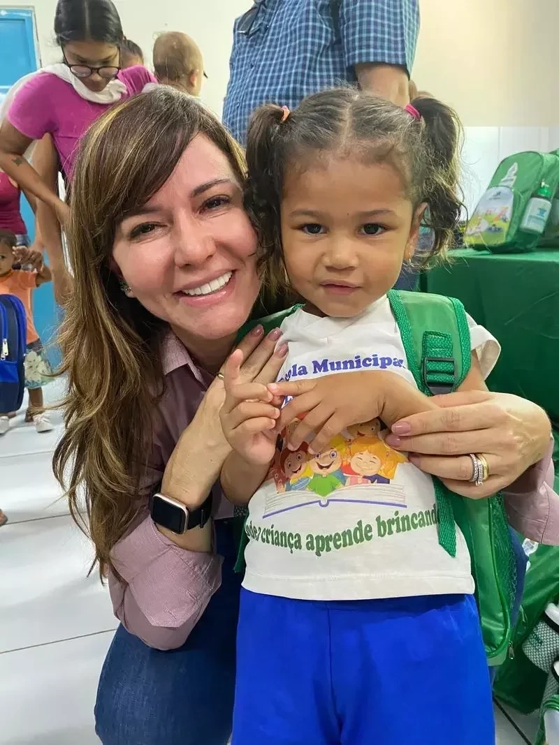 Prefeitura entrega de kits escolares para alunos da rede municipal. - Imagem 3