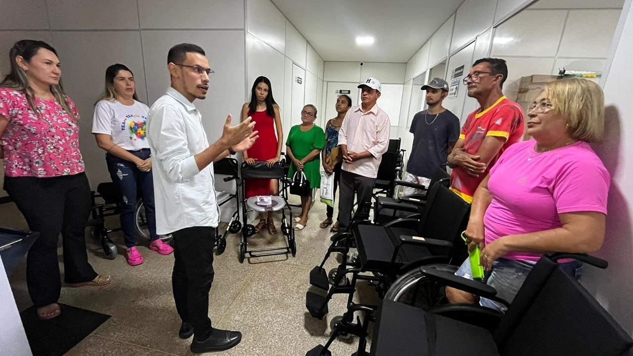 Prefeitura realiza a entrega de cadeiras de rodas e de banho.