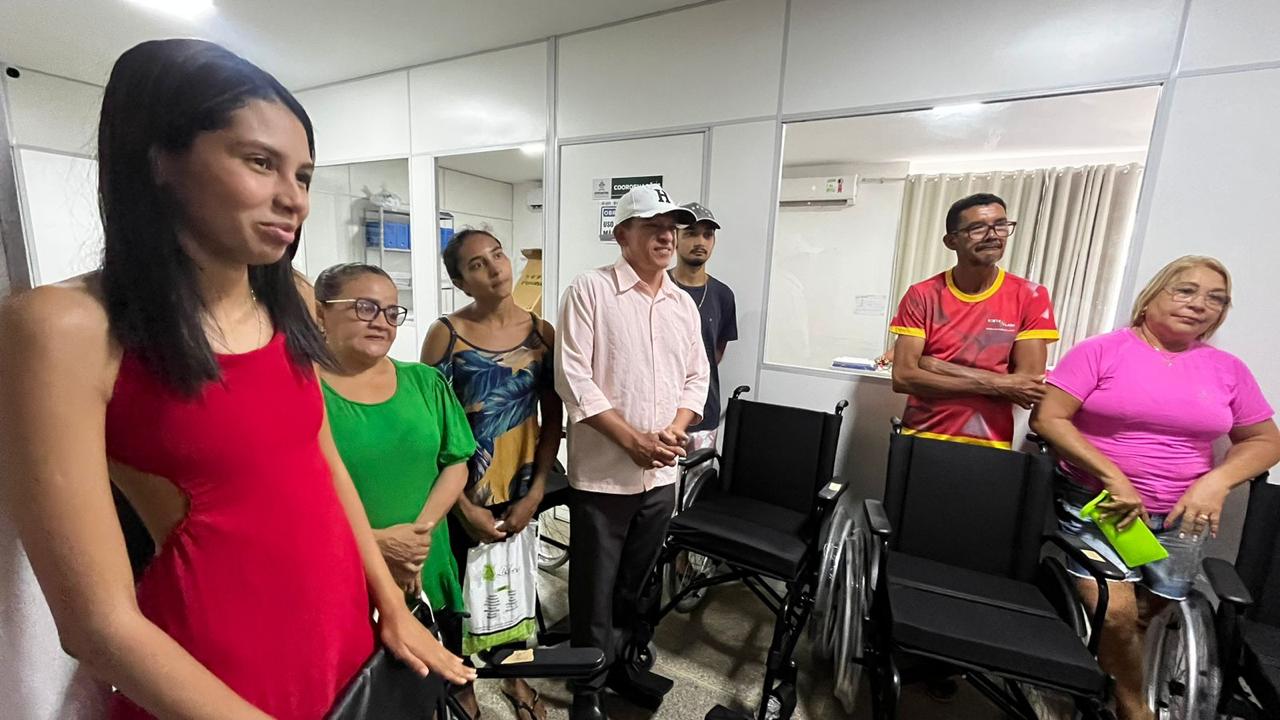 Prefeitura realiza a entrega de cadeiras de rodas e de banho. - Imagem 1