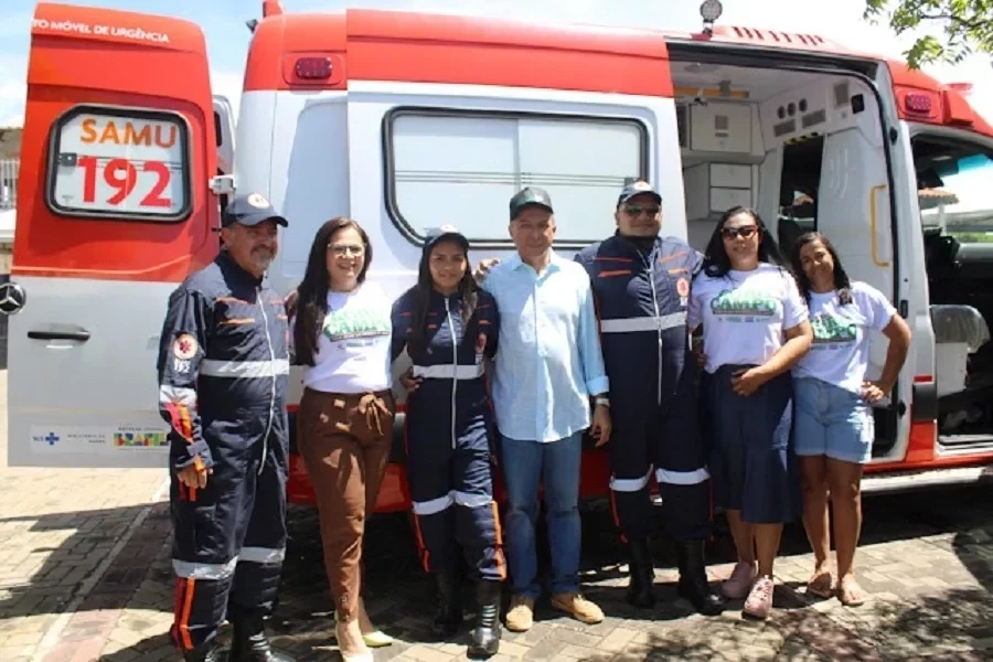 Prefeito Joãozinho Manu e equipe do SAMU em São João da Serra (Divulgação)
