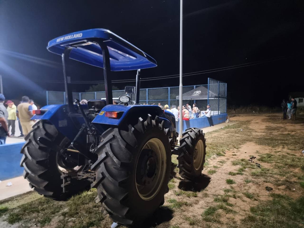 Zé Raimundo entrega trator para produtores do Riacho Fundo,  em Oeiras