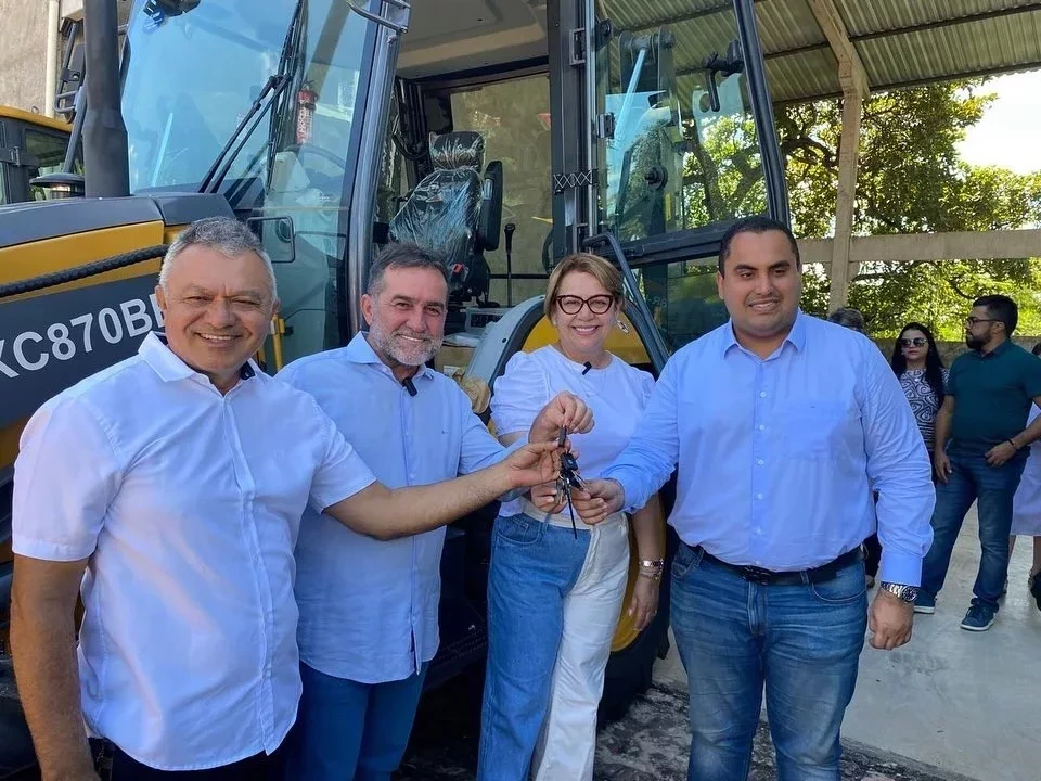 Oeiras recebe retroescavadeira para impulsionar infraestrutura no município - Imagem 1