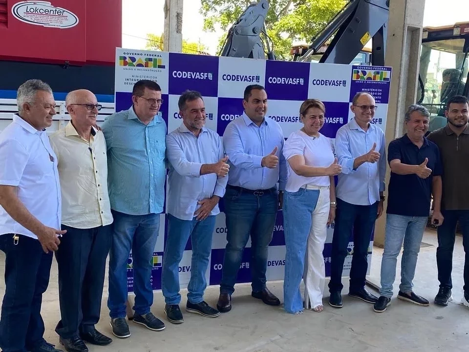 Oeiras recebe retroescavadeira para impulsionar infraestrutura no município - Imagem 3