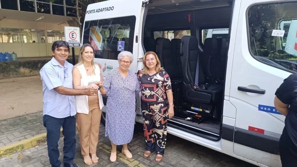 Prefeita Vilma Lima recebe veículo adaptado para transporte de pacientes  - Imagem 2
