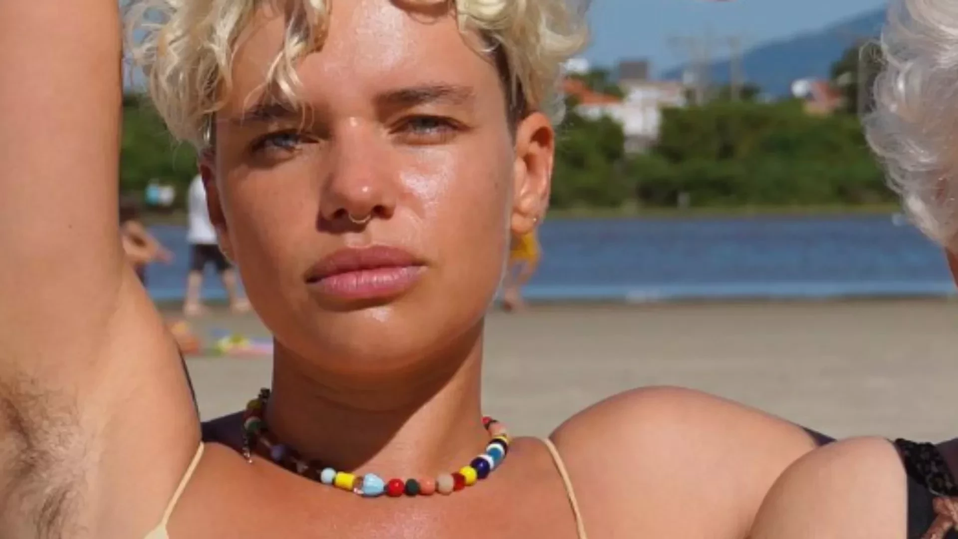 Conheça as famosas que não têm vergonha de mostrar os pelos nas axilas - imagem 119664