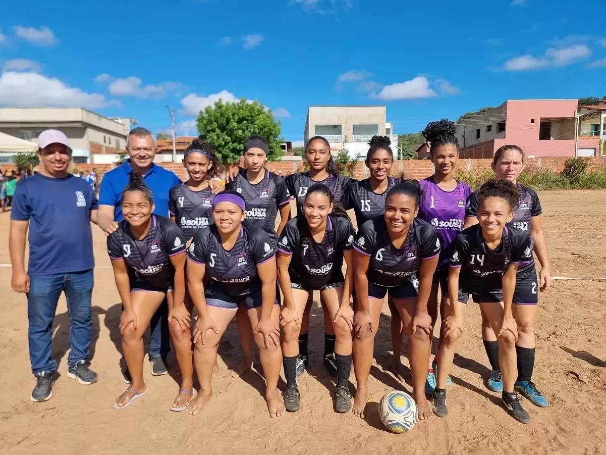 Prefeito Zé Raimundo inaugura campo de futebol no Bairro Várzea em Oeiras - Imagem 3
