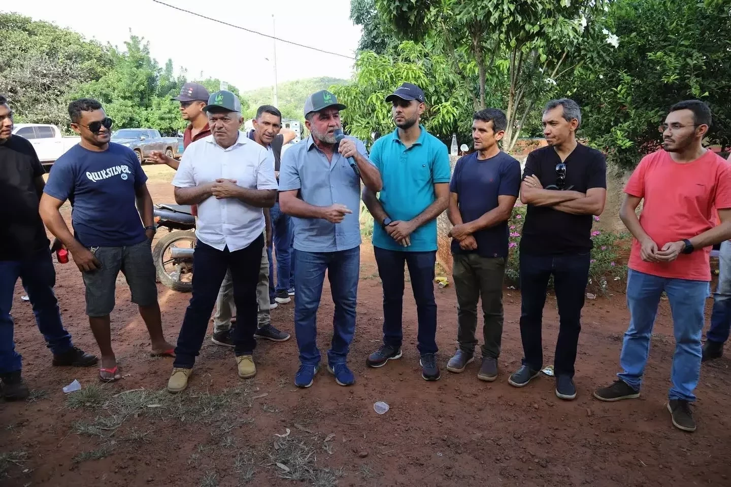 Prefeito entrega trator para produtores do Mocambo-Malhada Grande em Oeiras - Imagem 2