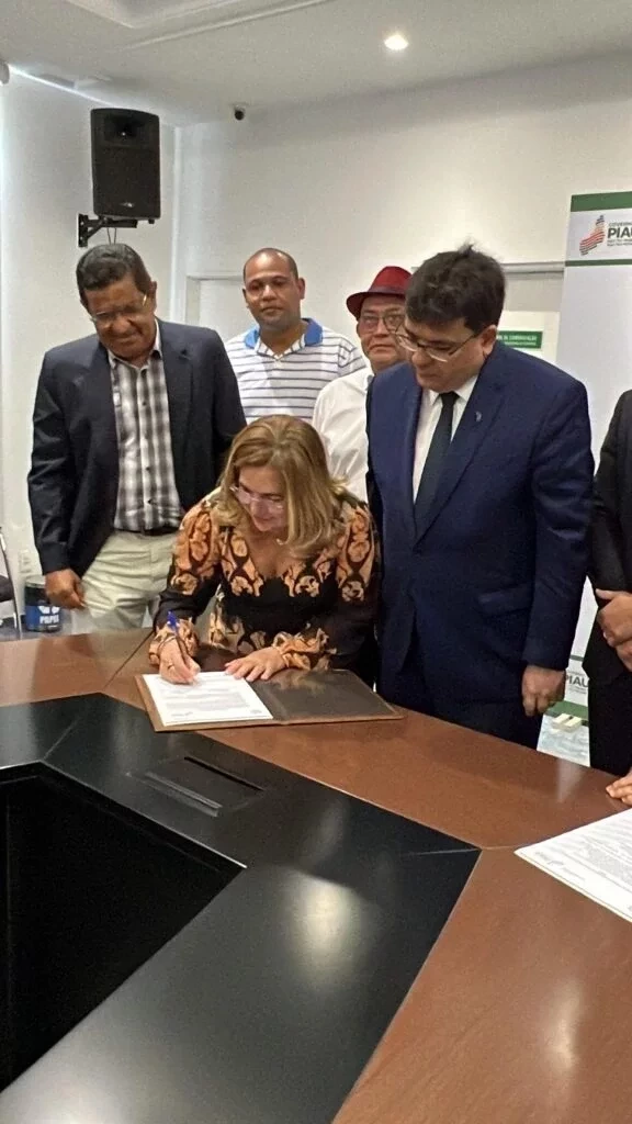 Prefeita Vilma participa de assinatura de ordem de serviço de asfaltamento - Imagem 4