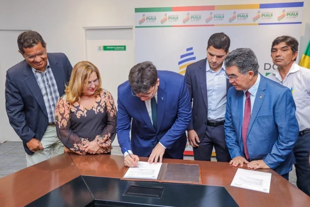 Prefeita Vilma participa de assinatura de ordem de serviço de asfaltamento - Imagem 2