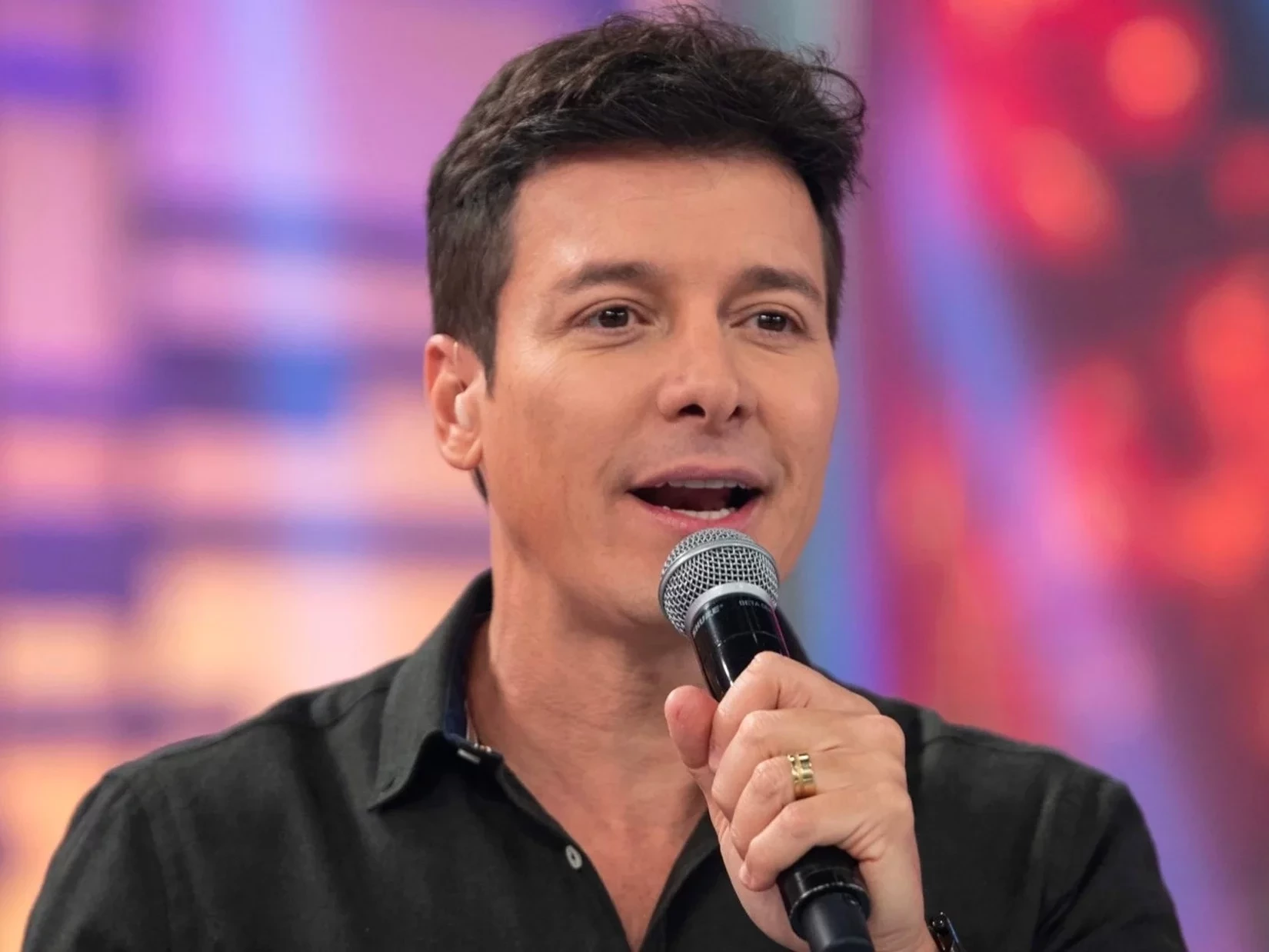 Se surpreenda com a idade de  Faustão, Luciano Huck e outros apresentadores de TV - imagem 120058