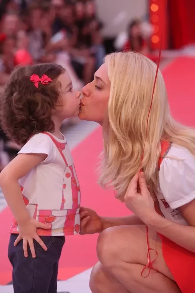 Além de Glória Pires, veja outros famosos que deram selinhos nos filhos - imagem 120345