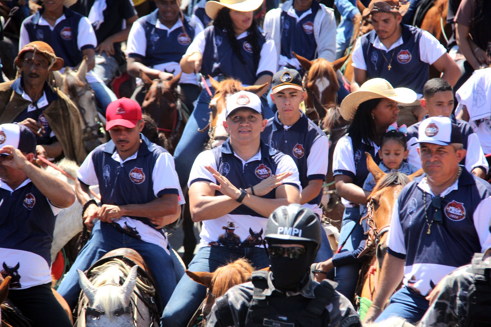 Mega Cavalgada reúne mais de mil vaqueiros em Água Branca