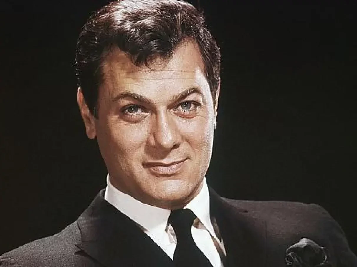 Objetos estranhos que foram enterrados com famosos; o último vai te chocar!  - imagem 122435