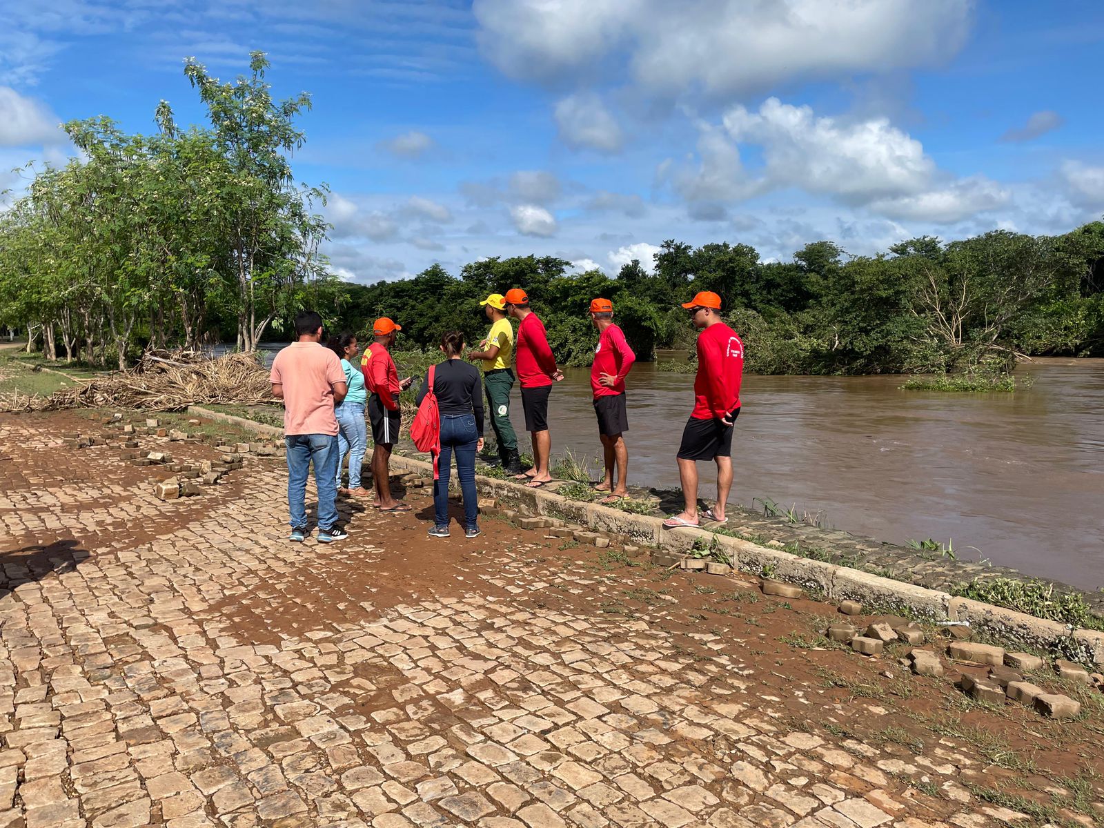 Bombeiros enviam equipes após fortes chuvas em Santa Cruz dos Milagres