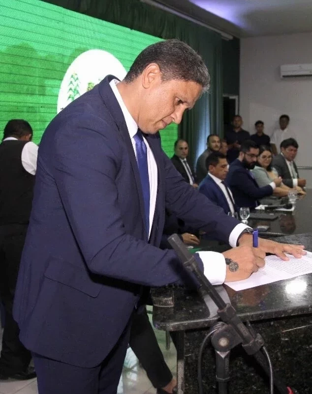 Júnior Ribeiro é empossado prefeito reeleito de Água Branca - Imagem 1