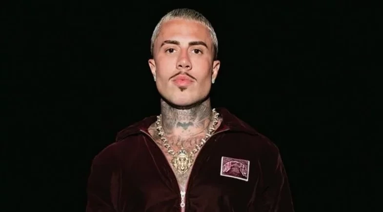 MC Daniel compartilha vídeo de pijama no avião e detalhe chama atenção