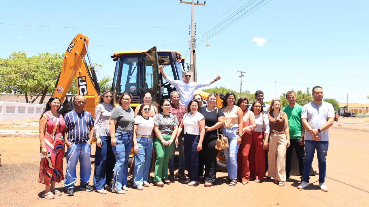 Prefeito Marcelo Costa entrega nova retroescavadeira para a Secretaria de Obras - Imagem 2