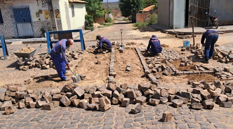 Prefeitura de Floriano realiza Operação Tapa-buracos em vias do município