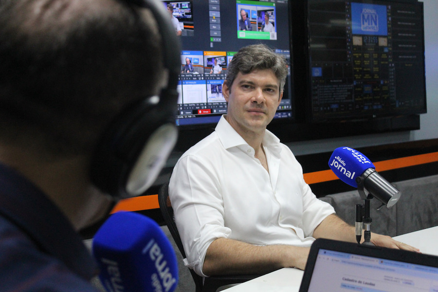 Robert Eudes (Dr. Segundo), prefeito de Várzea Grande durante entrevista na Rádio Jornal MN - Foto: Raíssa Morais/MeioNews