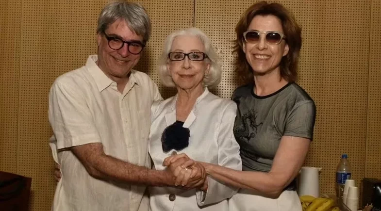 Fernanda Montenegro celebra 96 anos cercada da família e ganha homenagens na web