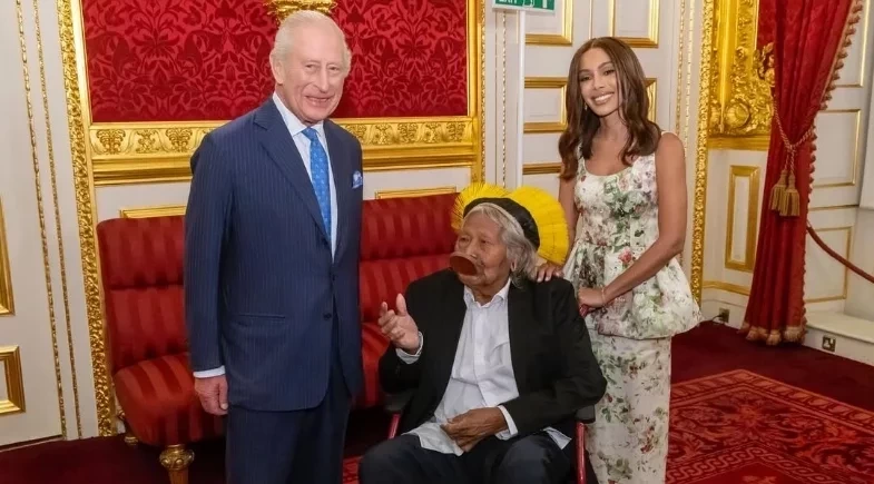 Anitta se encontra com o rei Charles III em evento sobre sustentabilidade