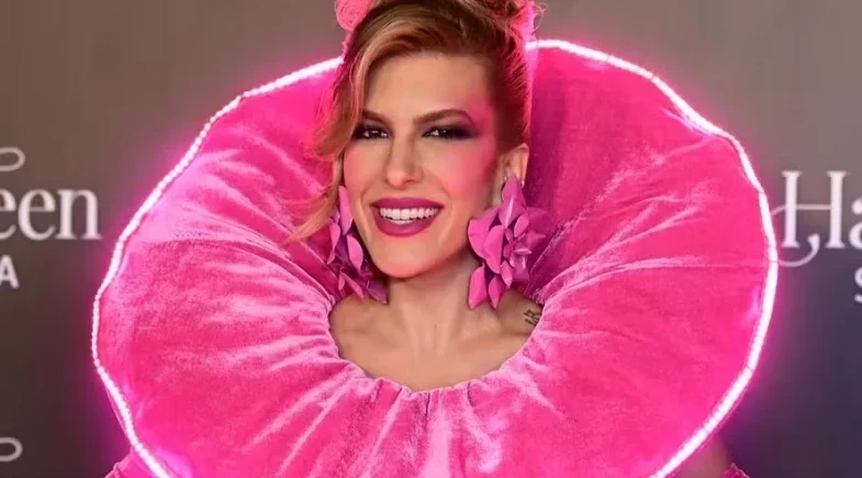 Lore Improta aposta em look futurista e usa vestido com LED para Baile de Halloween