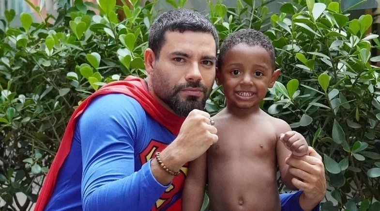 Namorado de Sandy se veste de Superman e dispara: ''Sou o que sou'' 