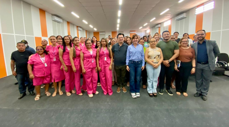 Prefeita Ivanária Sampaio se reúne com servidores da Escola Municipal Meire Fernandes em Esperantina