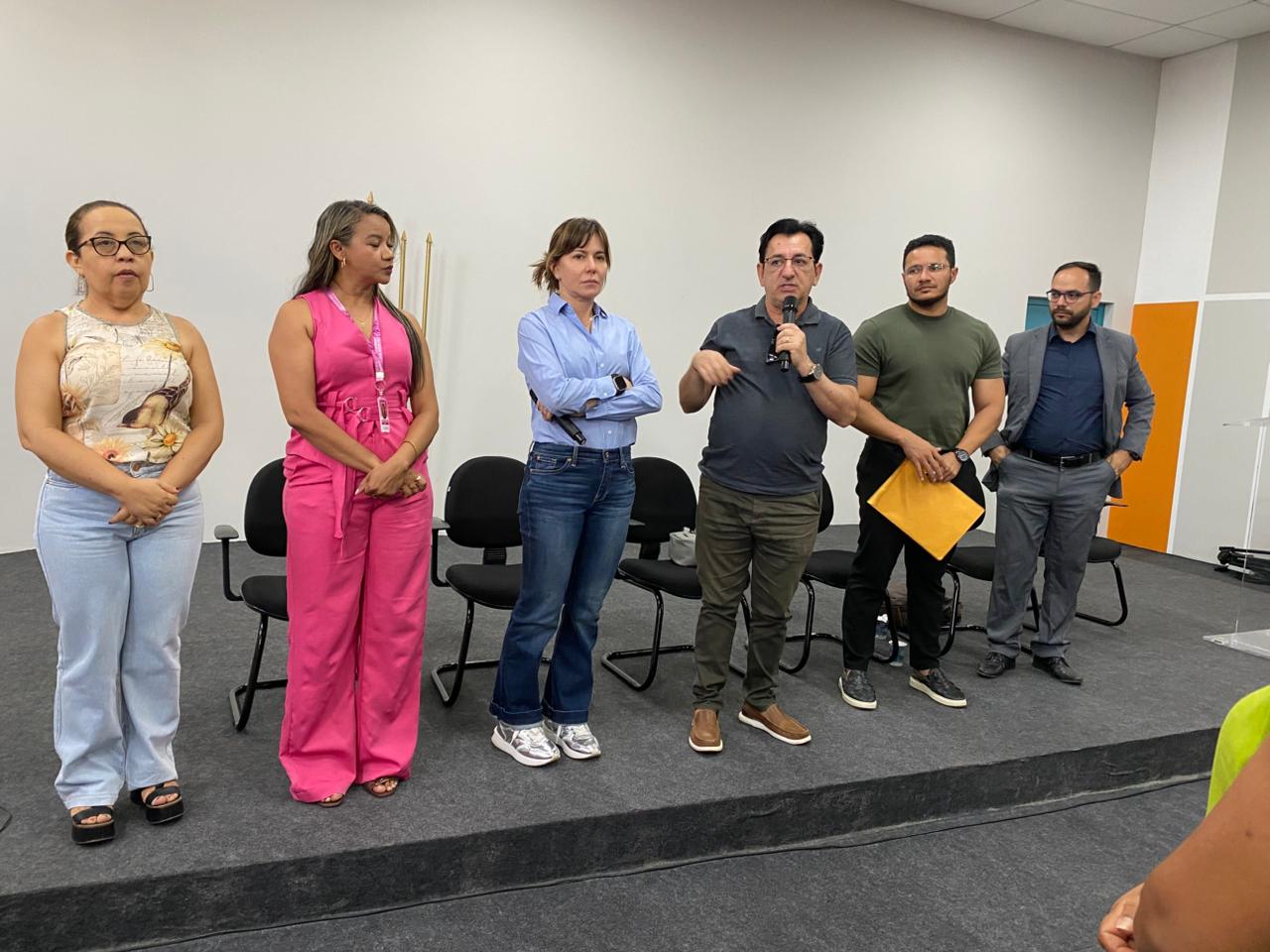 Prefeita Ivanária Sampaio se reúne com servidores da Escola Municipal Meire Fernandes em Esperantina - Imagem 2