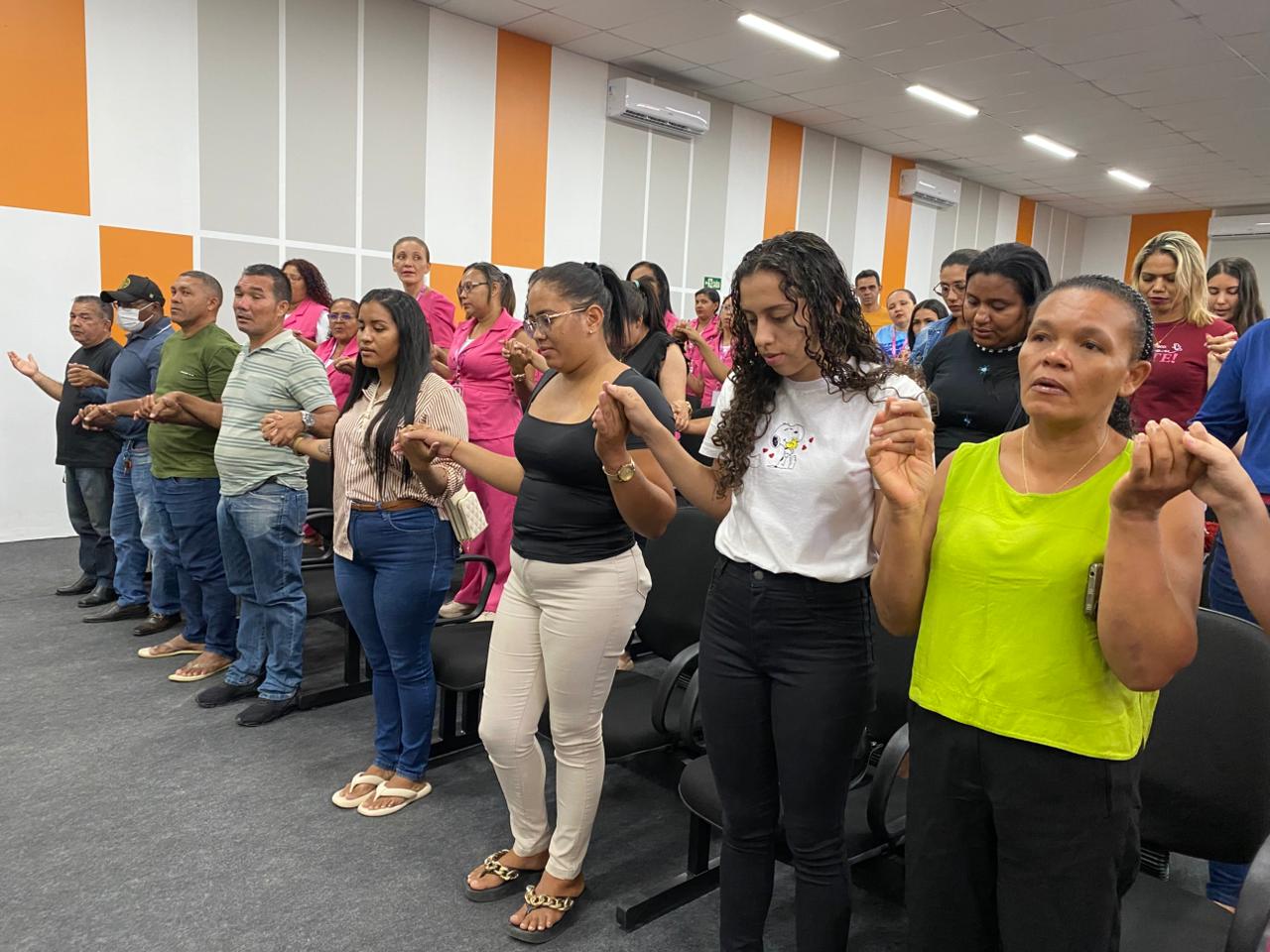 Prefeita Ivanária Sampaio se reúne com servidores da Escola Municipal Meire Fernandes em Esperantina - Imagem 4