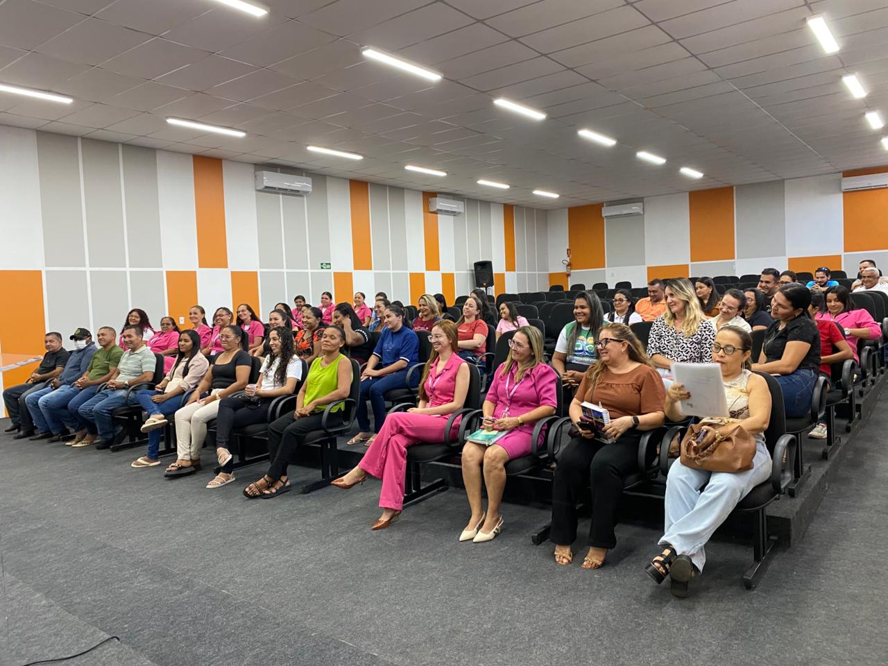 Prefeita Ivanária Sampaio se reúne com servidores da Escola Municipal Meire Fernandes em Esperantina - Imagem 5