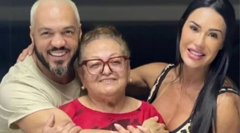 Gracyanne Barbosa recebe carinho da mãe de Belo após cirurgia no joelho