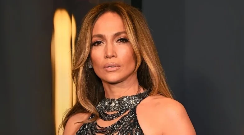 Jennifer Lopez surpreende a web ao mostrar rosto sem maquiagem durante skincare