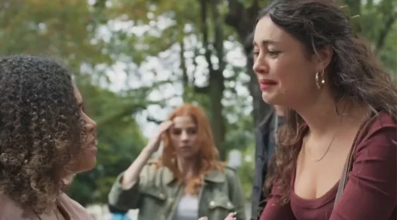 Em 'Três Graças', Joélly mantém a gravidez e decide não revelar quem é o pai 