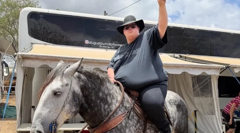 Gordão da XJ realiza sonho de andar a cavalo após perder mais de 100 kg