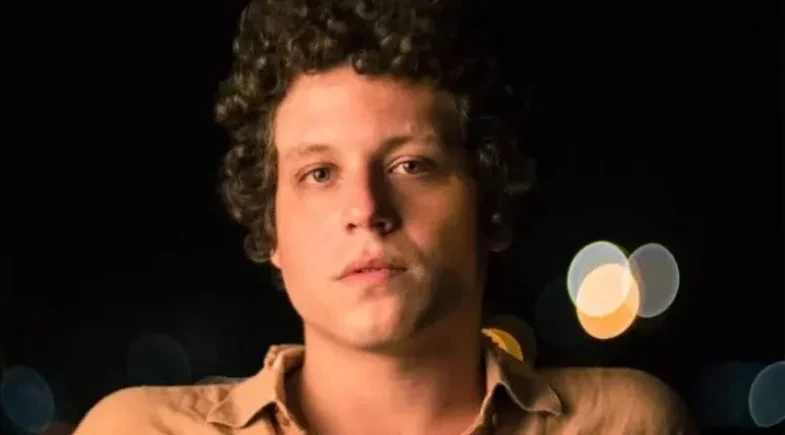 Filho de Cássia Eller, Chico Chico fala sobre dependência: “É uma loucura estar sóbrio”